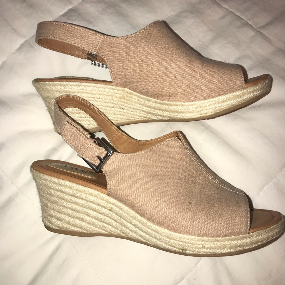 Boc wedges.   Linen color.   Size 10